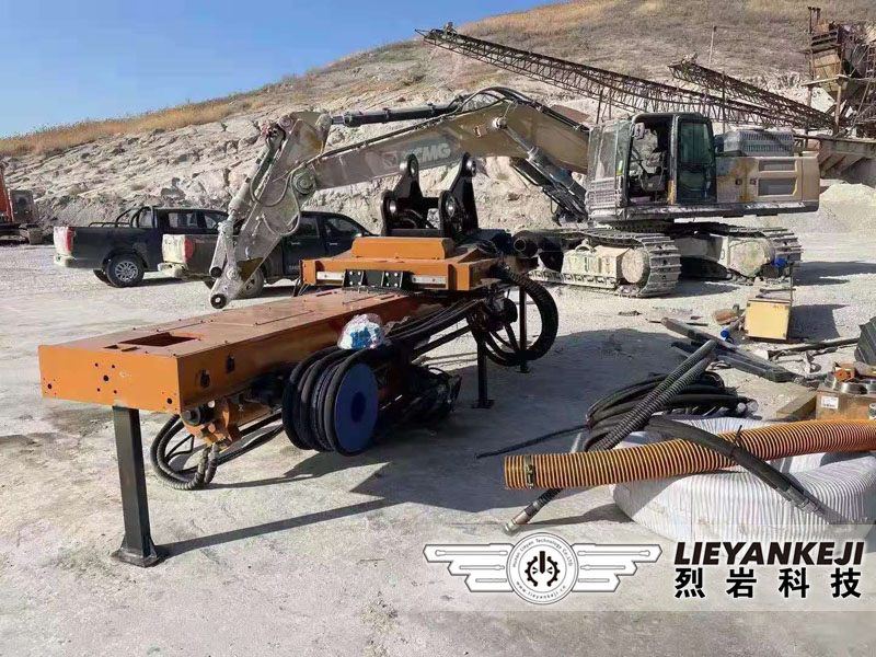 遼寧海城巖石液壓劈裂機(jī)PL-2000客戶現(xiàn)場(chǎng)